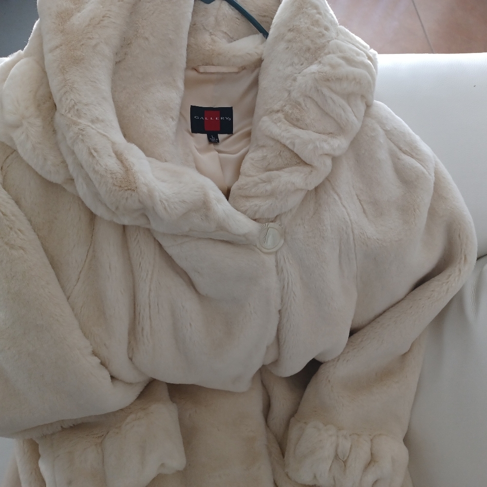 Woman's coat - Picture 2 of 2